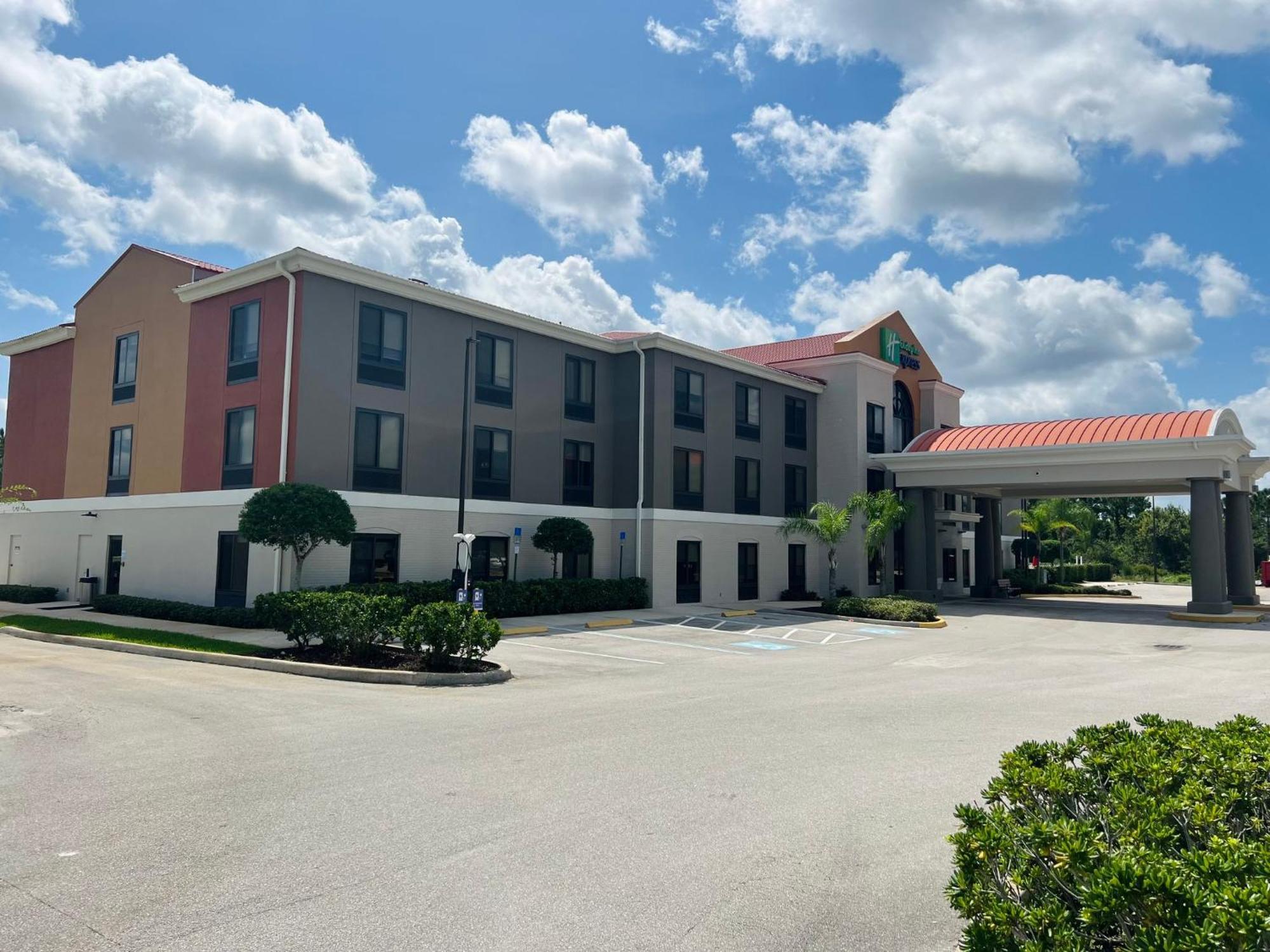 Holiday Inn Express & Suites Sebring By Ihg Exterior photo