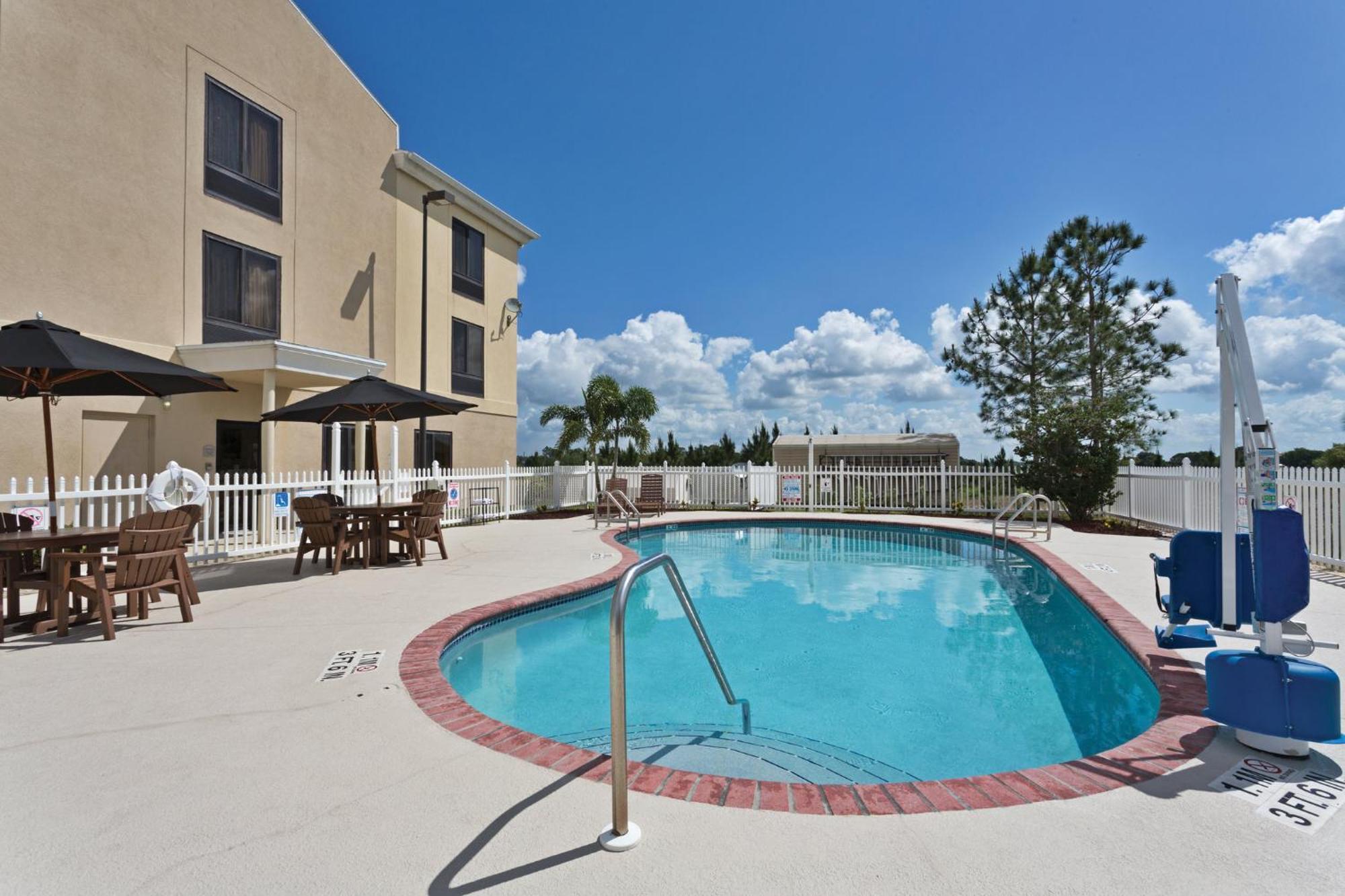 Holiday Inn Express & Suites Sebring By Ihg Exterior photo
